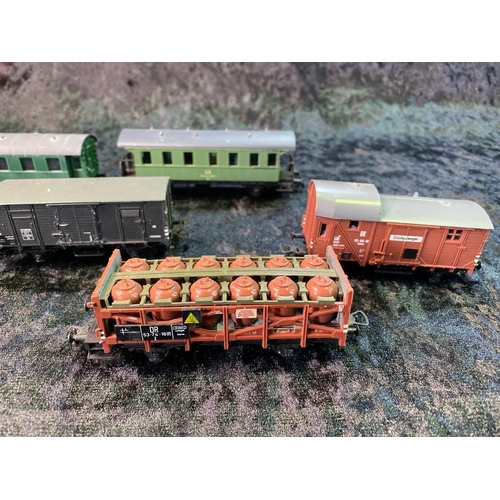 169 - H0 gauge models. Piko (seven wagons/carriages), Schect (three carriages), Gutzold (two engines) and ... 