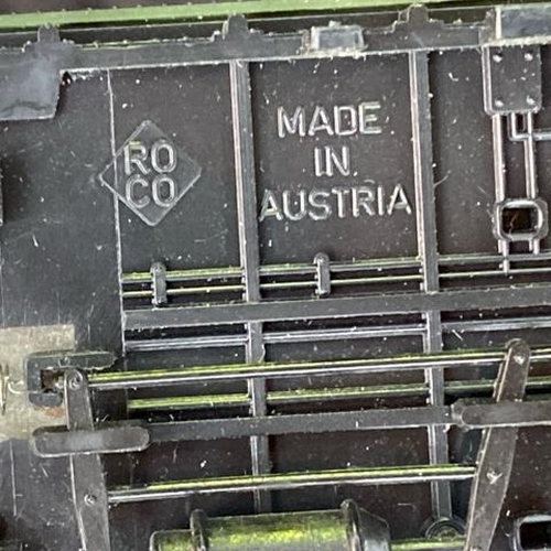 169 - H0 gauge models. Piko (seven wagons/carriages), Schect (three carriages), Gutzold (two engines) and ... 