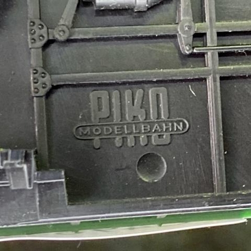 169 - H0 gauge models. Piko (seven wagons/carriages), Schect (three carriages), Gutzold (two engines) and ... 