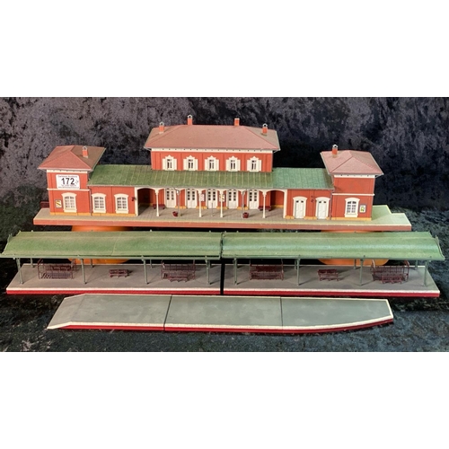 172 - H0 gauge plastic train layout - famous Feldafing model station, comprises six pieces.