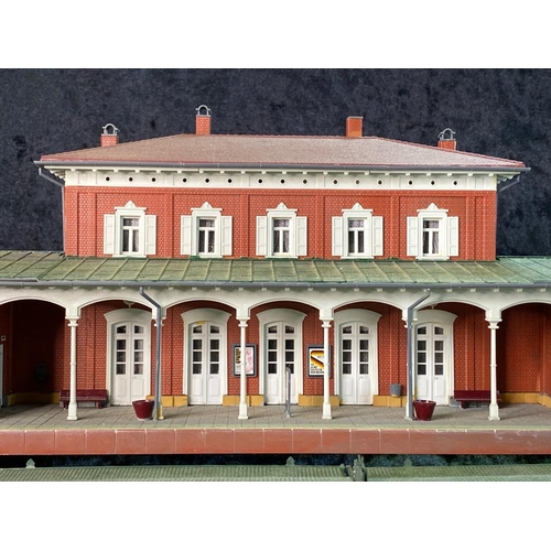 172 - H0 gauge plastic train layout - famous Feldafing model station, comprises six pieces.