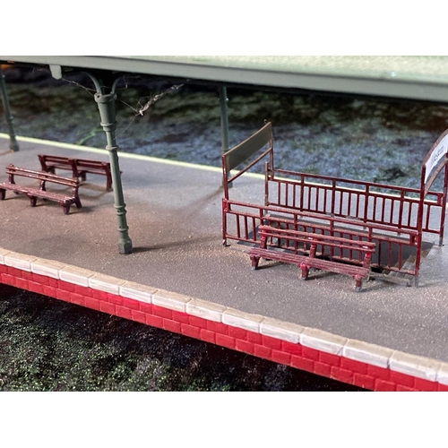 172 - H0 gauge plastic train layout - famous Feldafing model station, comprises six pieces.