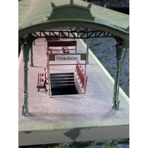 172 - H0 gauge plastic train layout - famous Feldafing model station, comprises six pieces.