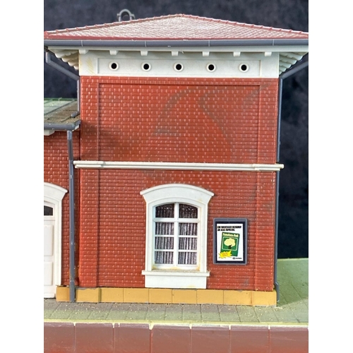 172 - H0 gauge plastic train layout - famous Feldafing model station, comprises six pieces.
