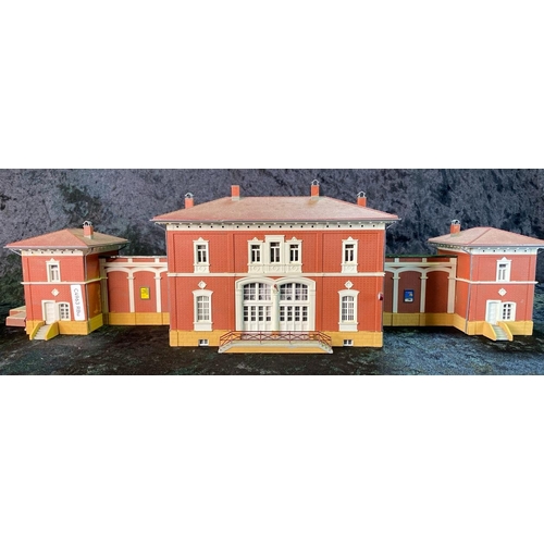 172 - H0 gauge plastic train layout - famous Feldafing model station, comprises six pieces.