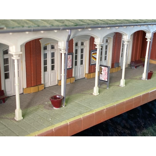 172 - H0 gauge plastic train layout - famous Feldafing model station, comprises six pieces.