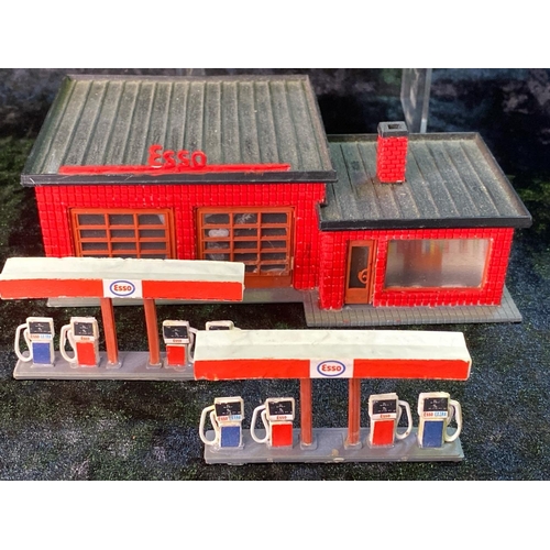 173 - H0 gauge plastic train layout models, German style, greenhouses, watermill and other industrial. Tot... 