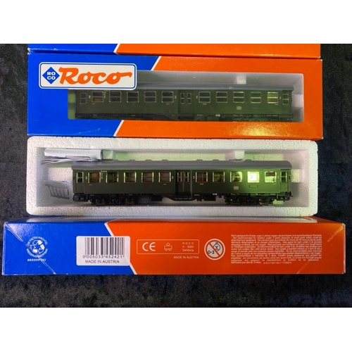 175 - Roco H0 Gauge boxed models - one 43302 steam engine and four carriages.