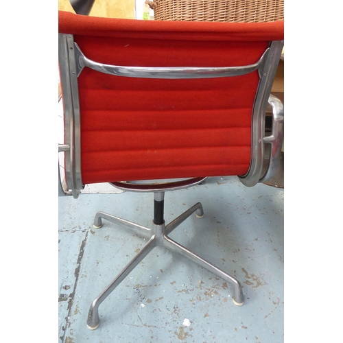 23 - HERMAN MILLER ALUMINIUM GROUP CHAIR BY CHARLES AND RAY EAMES, 83cm H.