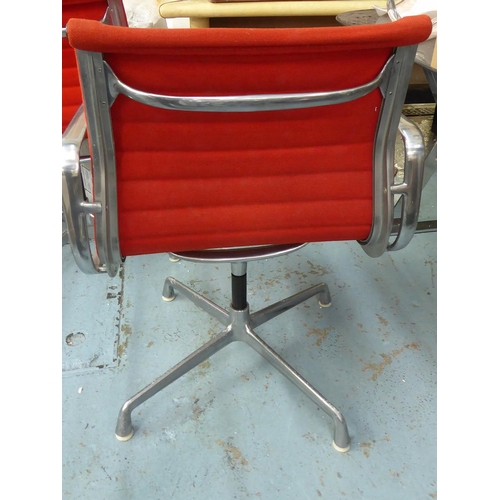 26 - HERMAN MILLER ALUMINIUM GROUP CHAIR BY CHARLES AND RAY EAMES, 83cm H.