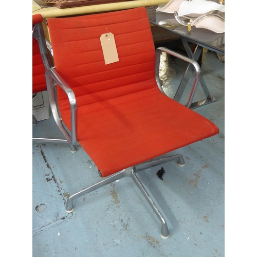 29 - HERMAN MILLER ALUMINIUM GROUP CHAIR BY CHARLES AND RAY EAMES, 83cm H.