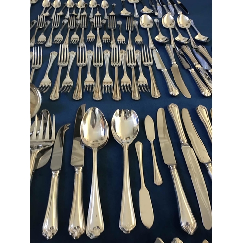 442 - CUTLERY, United cutlers, Sheffield, 'Jesmond' silver plated 12 place 10 piece settings (in cutlery b... 