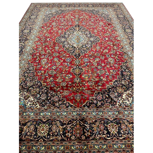 325 - FINE PERSIAN KASHAN CARPET, 417cm x 297cm.