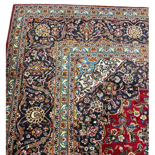 325 - FINE PERSIAN KASHAN CARPET, 417cm x 297cm.