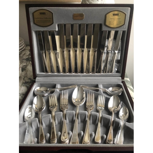 521 - CUTLERY, a canteen Viners silver plated Traditional bead pattern, 44 pieces. (boxed)