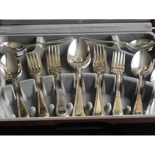 521 - CUTLERY, a canteen Viners silver plated Traditional bead pattern, 44 pieces. (boxed)