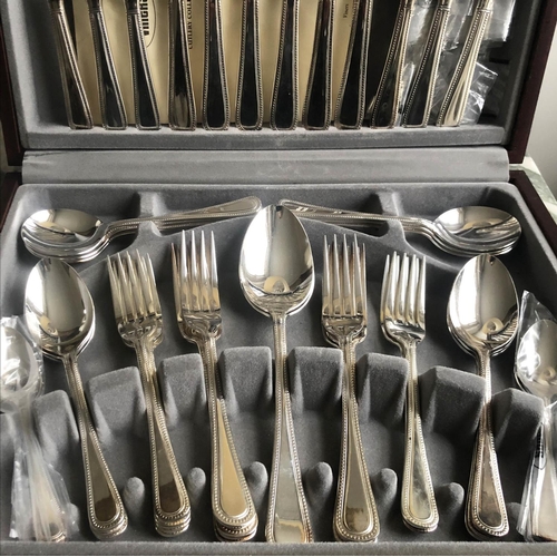 521 - CUTLERY, a canteen Viners silver plated Traditional bead pattern, 44 pieces. (boxed)