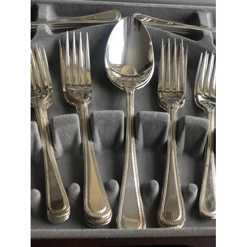 521 - CUTLERY, a canteen Viners silver plated Traditional bead pattern, 44 pieces. (boxed)