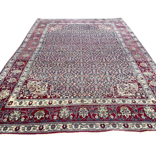 113 - FINE ANTIQUE PERSIAN ISPHAHAN RUG, 192cm x 138cm.