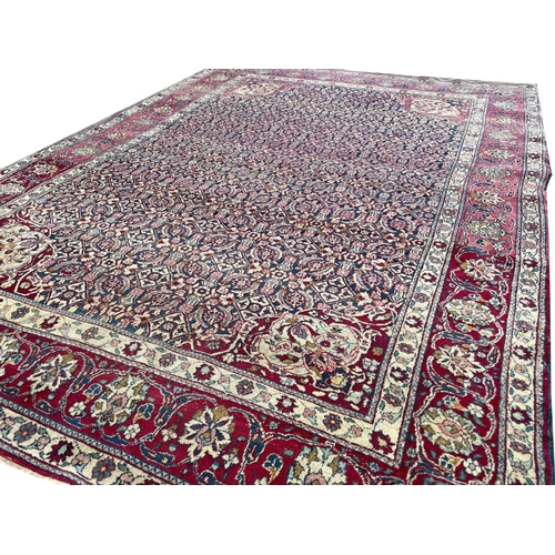 113 - FINE ANTIQUE PERSIAN ISPHAHAN RUG, 192cm x 138cm.