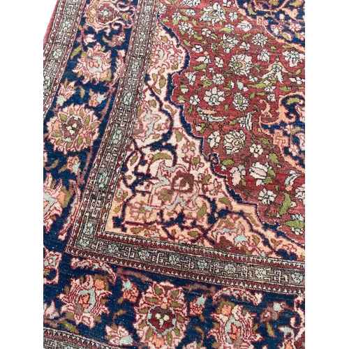 117 - PERSIAN ISPHAHAN DESIGN RUG, 220cm x 140cm.