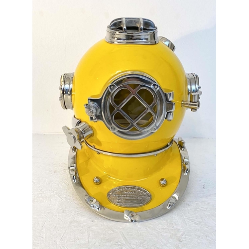 530 - DISPLAY DIVING HELMET, 46cm x 46cm x 45cm, decorative reproduction US navy design, contemporary lacq... 