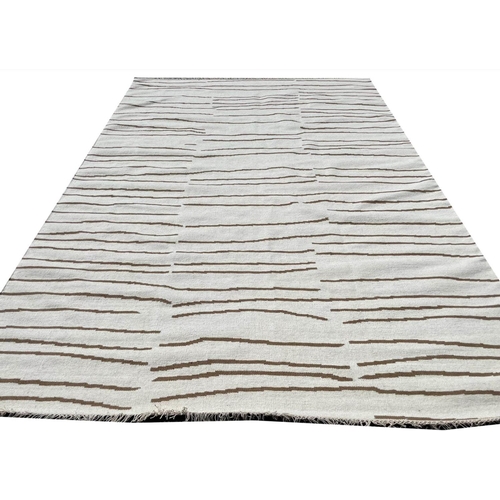 91 - CONTEMPORARY FLATWEAVE CARPET, 305cm x 200cm.