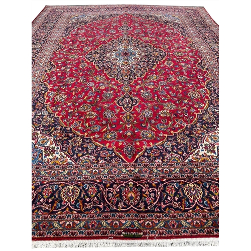 86 - FINE PERSIAN KASHAN CARPET, 405cm x 297cm.