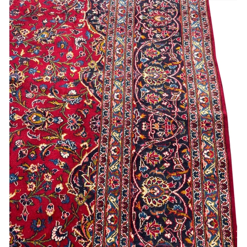 86 - FINE PERSIAN KASHAN CARPET, 405cm x 297cm.