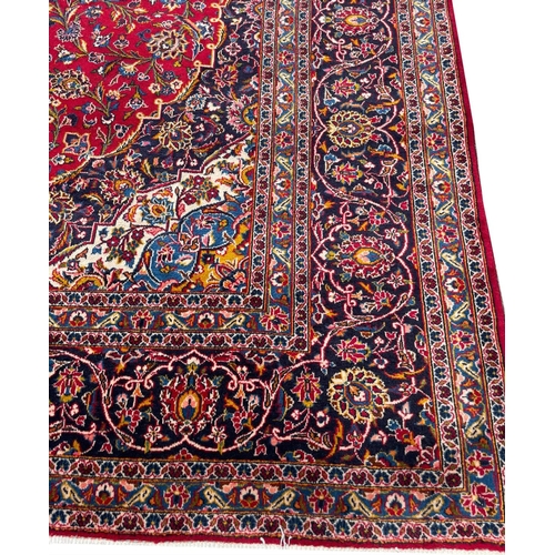 86 - FINE PERSIAN KASHAN CARPET, 405cm x 297cm.