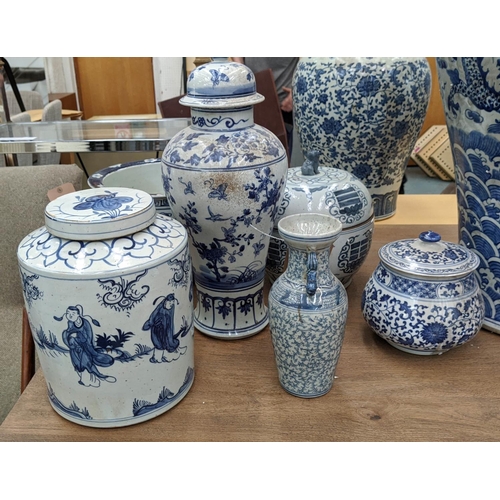 319 - CHINESE EXPORT STYLE BLUE AND WHITE CERAMICS COLLECTION, six different items, 46cm at the tallest. (... 