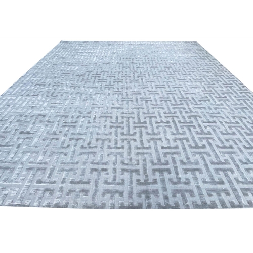 117 - CONTEMPORARY ART DECO DESIGN CARPET, 400cm x 300cm geometric silver field.