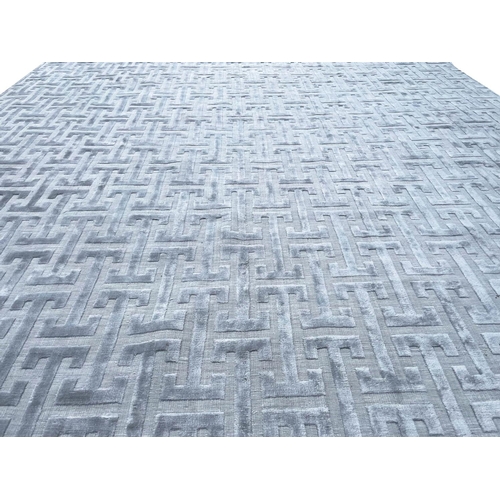 117 - CONTEMPORARY ART DECO DESIGN CARPET, 400cm x 300cm geometric silver field.