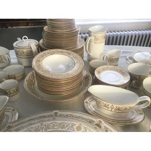 214 - DINNER SERVICE, English Fine Bone China, Royal Worcester 'Hyde Park', twelve place, four piece setti... 