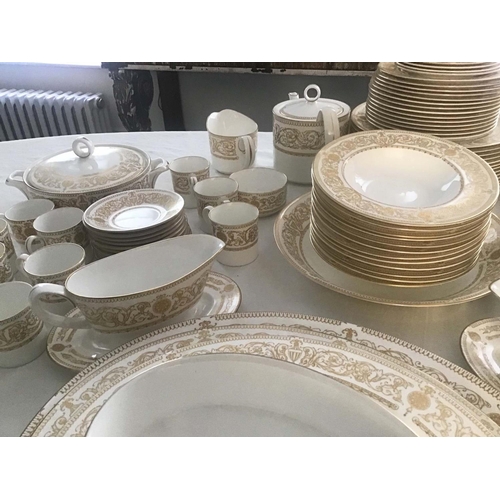 214 - DINNER SERVICE, English Fine Bone China, Royal Worcester 'Hyde Park', twelve place, four piece setti... 