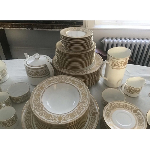 214 - DINNER SERVICE, English Fine Bone China, Royal Worcester 'Hyde Park', twelve place, four piece setti... 