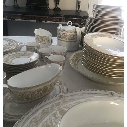 214 - DINNER SERVICE, English Fine Bone China, Royal Worcester 'Hyde Park', twelve place, four piece setti... 