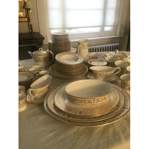 214 - DINNER SERVICE, English Fine Bone China, Royal Worcester 'Hyde Park', twelve place, four piece setti... 