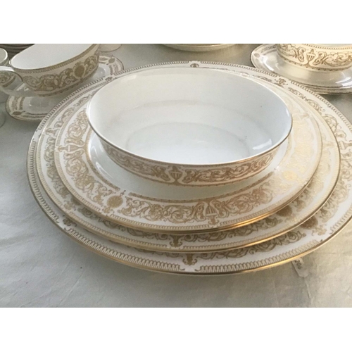 214 - DINNER SERVICE, English Fine Bone China, Royal Worcester 'Hyde Park', twelve place, four piece setti... 