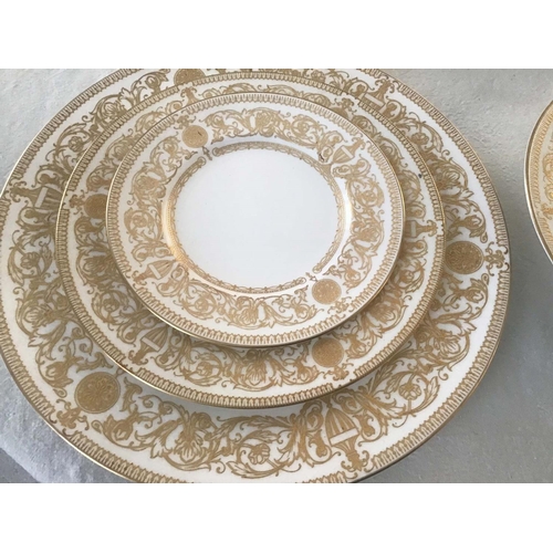 214 - DINNER SERVICE, English Fine Bone China, Royal Worcester 'Hyde Park', twelve place, four piece setti... 