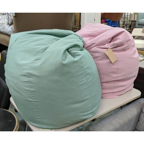 506 - ZANOTTA SACCO BEAN BAGS, a set of two, by Gatti, Paolini & Teodoro, one in green, other in pink. (2)