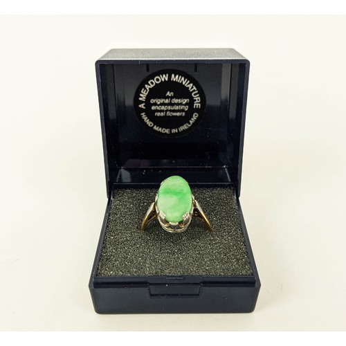 9 - AN 18CT GOLD AND JADE SET DRESS RING, the single jade cabouchon in a white metal pierced setting, ri... 