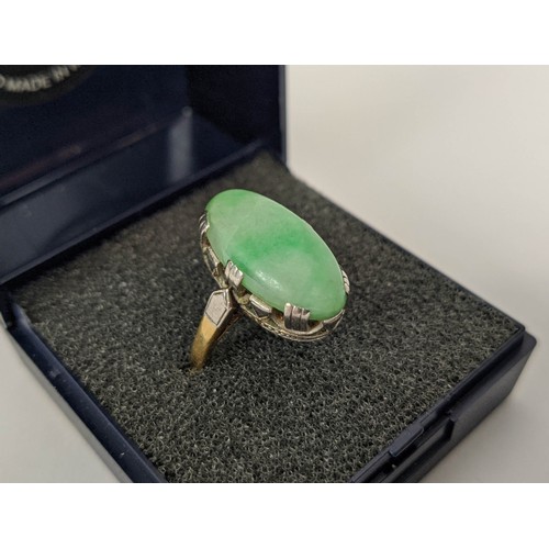 9 - AN 18CT GOLD AND JADE SET DRESS RING, the single jade cabouchon in a white metal pierced setting, ri... 