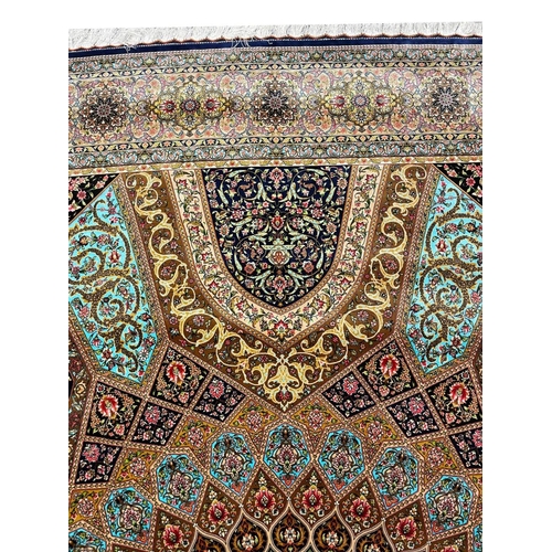 127 - FINE QUM DESIGN CARPET, 305cm x 197cm.