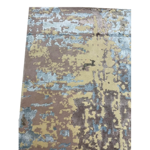 121 - FINE CONTEMPORARY ABSTRACT WOOL AND BAMBOO SILK CARPET, 309cm x 246cm.