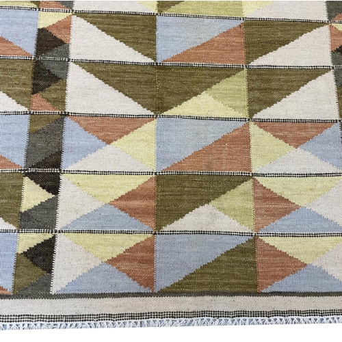 119 - FINE SWEDISH DESIGN KILIM, 304cm x 194cm.