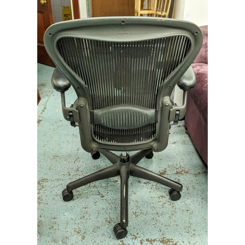 309 - HARMEN MILLER AERON CHAIR BY BILL STUMPF AND DON CHADWICK, size B, height adjustable 110cm at talles... 