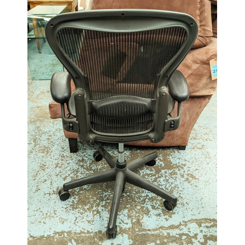 309 - HERMAN MILLER AERON CHAIR by Bill Stumpf and Don Chadwick, size B, 110cm at tallest.