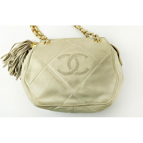 39 - VINTAGE CHANEL BAG, interwoven leather chain, iconic CC logo at the front, top zip closure with tass... 