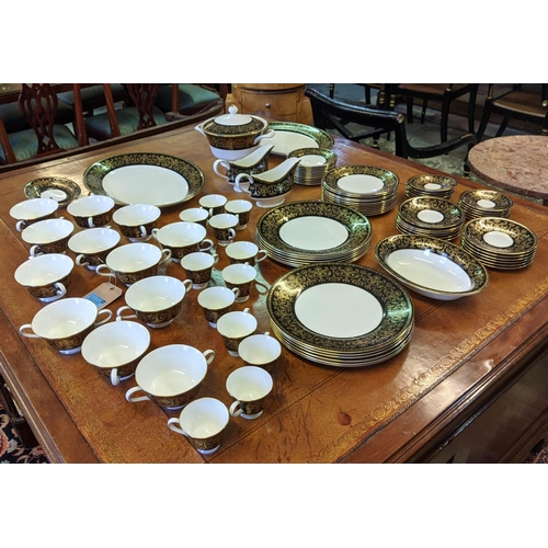 11 - A WEDGWOOD 'CAERNARVON' DINNER SERVICE, comprising dinner plates, side plates, cake plates, soup bow... 